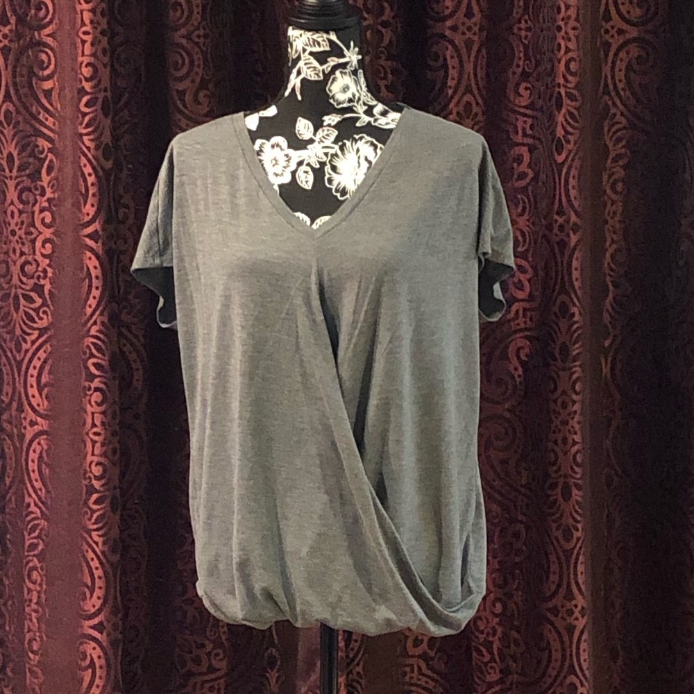 🌞 4/$25 Summer Sale 🌞 Great wrap-front tee